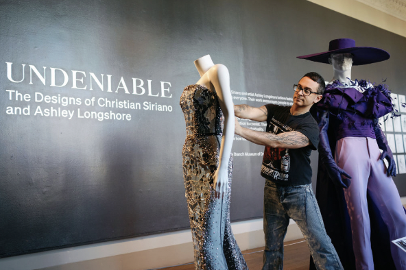 Expone el diseñador Christian Siriano su propuesta de moda en la exposición “Undeniable” en The Branch