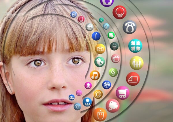 Desafía estudio de la Universidad de Manchester la creencia de que las redes sociales causan problemas de saliud mental en adolescentes
