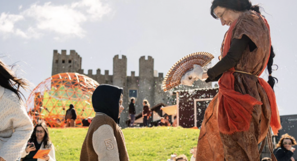 Se tiñe la ciudad medieval de Óbidos en Portugal de sabor a Chocolate